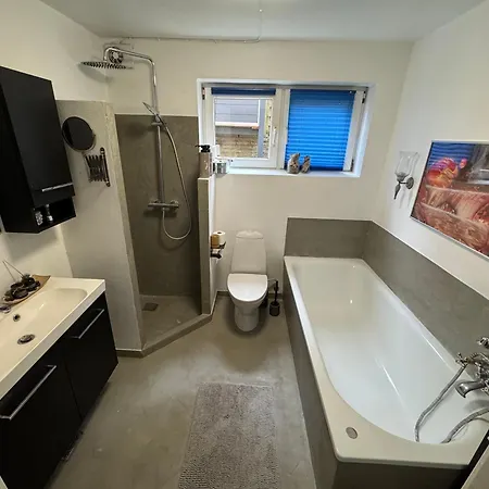 Hyggeligt Vaerelse Med Faelles Opholdsrum Og Toilet *